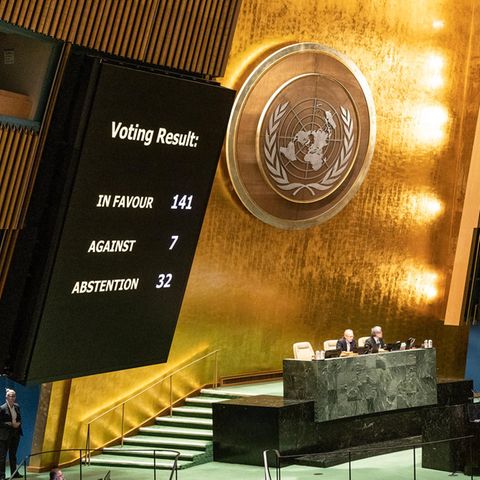 Aus 141 Ländern kam ein "Ja" für die UN-Resolution, die ein Ende des russischen Angriffskrieges in der Ukraine fordert. Aus sieben Ländern kam ein "Nein" – unter anderem aus Mali. 