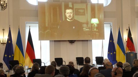 Geladene Gäste verfolgen im Schloss Bellevue eine Videobotschaft des ukrainischen Präsidenten Wolodymyr Selenskyj