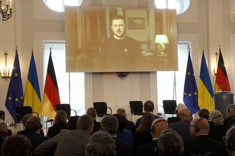 Geladene Gäste verfolgen im Schloss Bellevue eine Videobotschaft des ukrainischen Präsidenten Wolodymyr Selenskyj