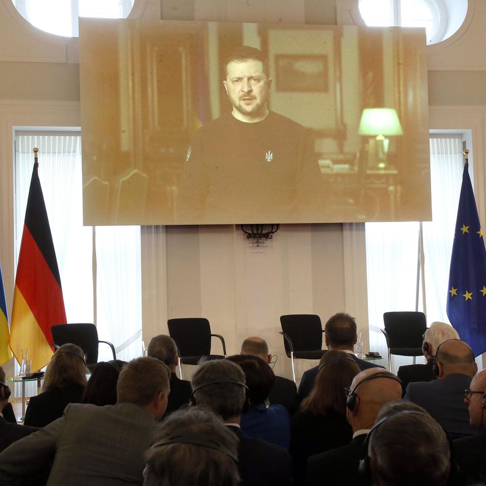 Geladene Gäste verfolgen im Schloss Bellevue eine Videobotschaft des ukrainischen Präsidenten Wolodymyr Selenskyj
