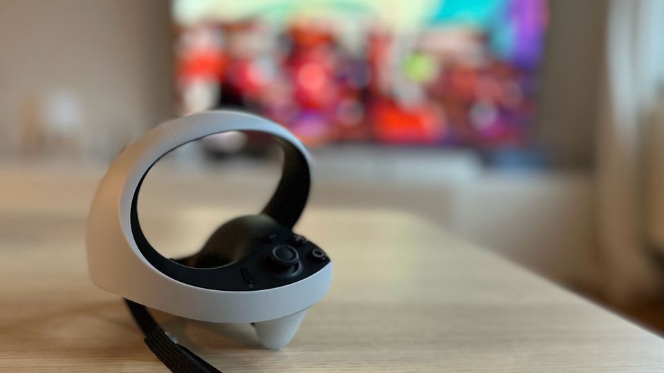 Neue VR-Brille für die PS5: Etwas nervig: Bei der Playstation VR 2 müssen immer beide Controller ausreichend geladen sein, im Zweifel benötigt man also zwei USB-C-Kabel Etwas nervig: Bei der Playstation VR 2 müssen immer beide Controller ausreichend geladen sein, im Zweifel benötigt man also zwei USB-C-Kabel