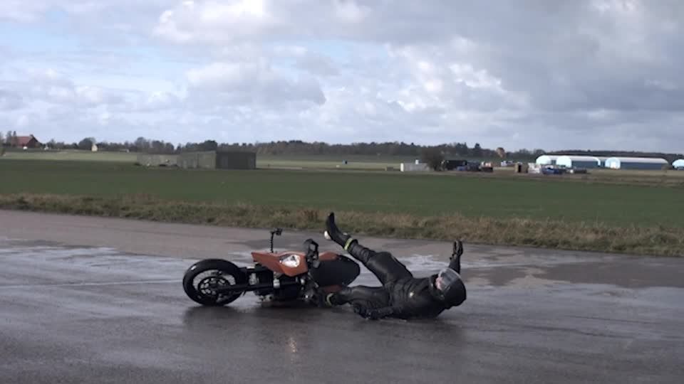 Video: Aufblasbare Hose soll Zweiradfahrende schützen