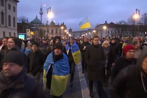 Video: Über Zehntausend demonstrieren für Ukraine