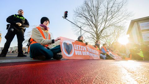 Aktivisten der Letzten Generation bei einer Blockade in Hannover