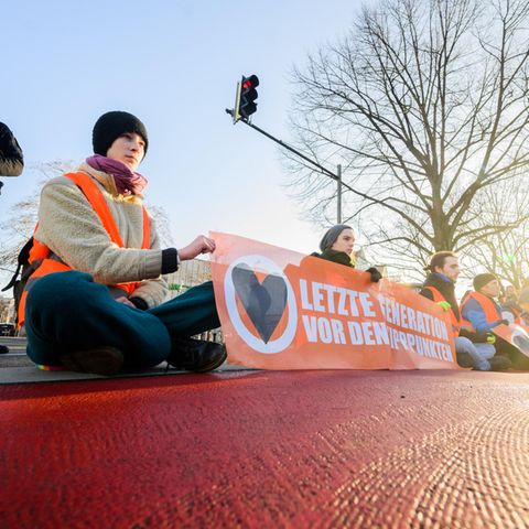 Aktivisten der Letzten Generation bei einer Blockade in Hannover