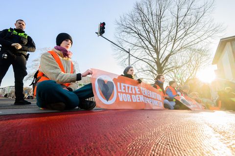 Aktivisten der Letzten Generation bei einer Blockade in Hannover