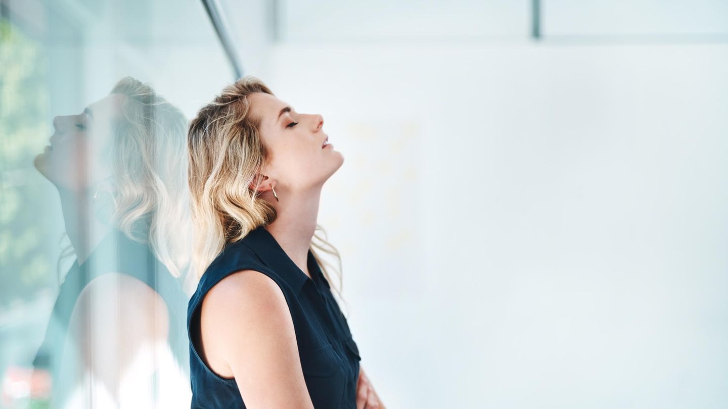 Immer mehr Menschen fallen wegen psychischen Problemen bei der Arbeit aus. 