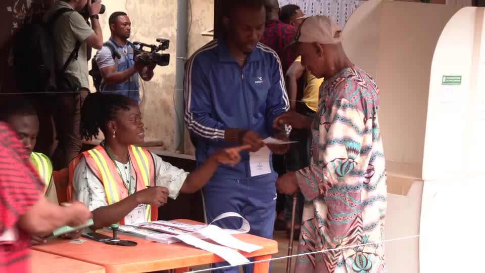 Video: Nigeria: Afrikas stärkste Volkswirtschaft wählt Präsident und Parlament