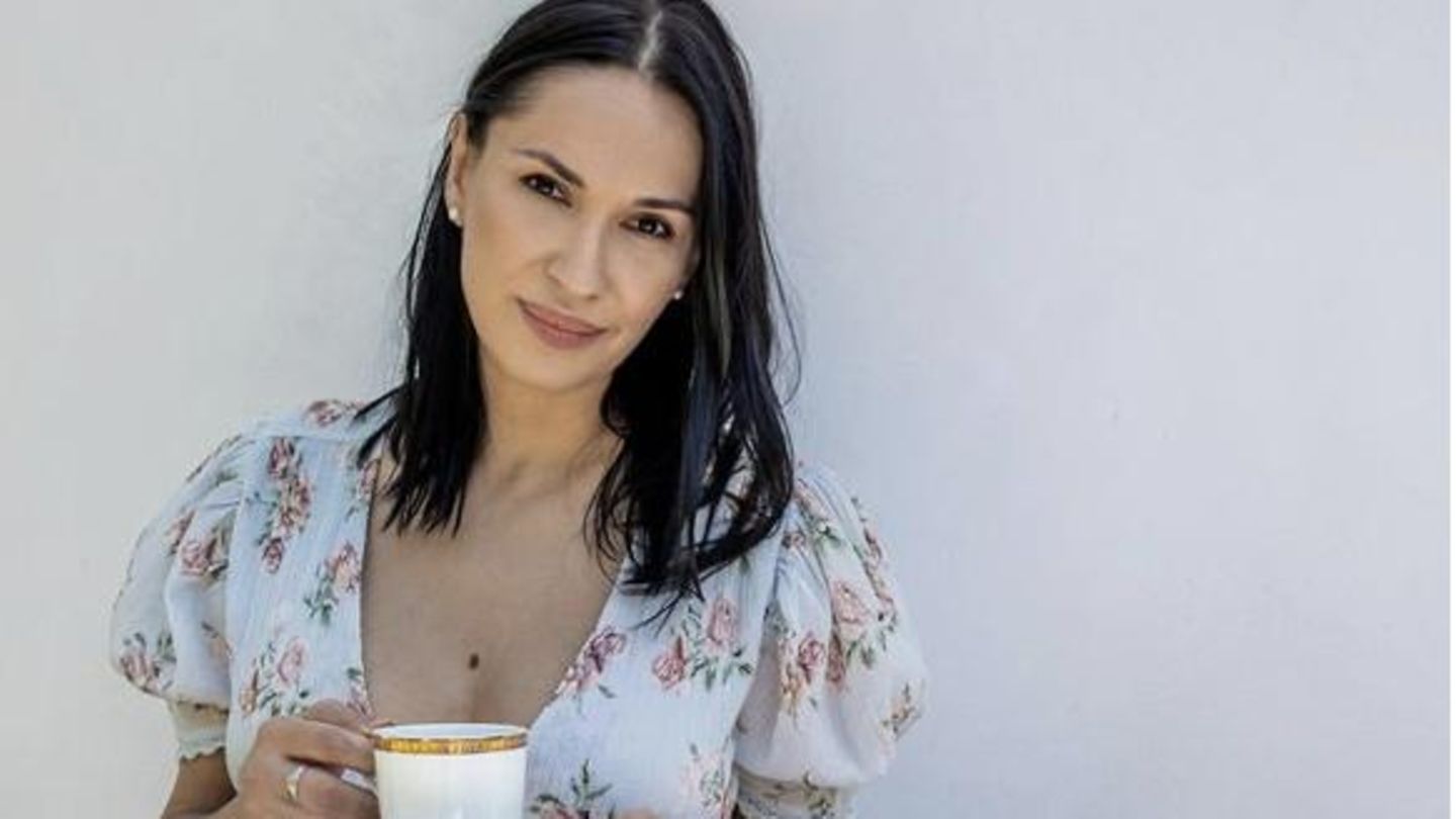 Evgeniya Chernyshova war die erste Zeugin, die im Weinstein-Prozess aussagte. Hier hält sie eine Tasse in der Hand.