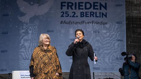 Berlin-Demo Sahra Wagenknecht und Alice Schwarzer
