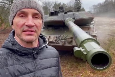 Überraschende Aufnahmen: Box-Weltmeister Klitschko fährt Leopard-Panzer Probe:  "Danke, Deutschland!"