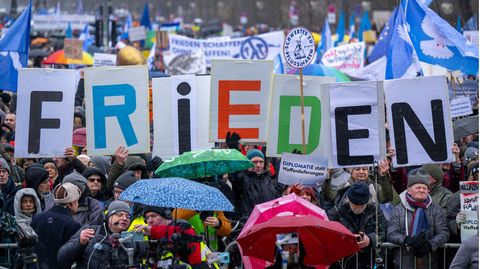 Berlin: Tausende demonstrieren unter dem Motto "Aufstand für den Frieden"