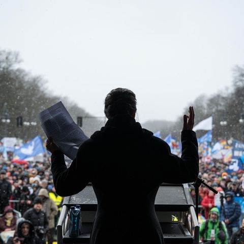 Sahra Wagenknecht auf der von ihr und Alice Schwarzer initiierten Demo in Berlin