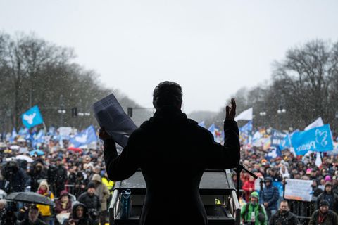Sahra Wagenknecht auf der von ihr und Alice Schwarzer initiierten Demo in Berlin
