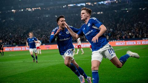  Schalkes Marius Bülter (r.)  bejubelt zusammen mit Rodrigo Zalazar Martinez das 2:0 gegen den VfB Stuttgart