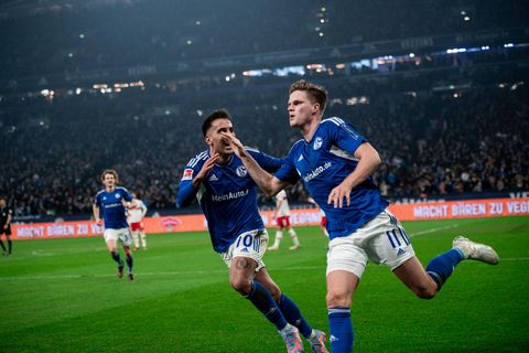  Schalkes Marius Bülter (r.)  bejubelt zusammen mit Rodrigo Zalazar Martinez das 2:0 gegen den VfB Stuttgart