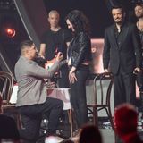 Ein Mann geht während der "Giovanni Zarrella Show" vor seiner Lebensgefährtin auf die Knie. Er macht ihr einen Antrag.