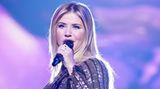 Beatrice Egli singt in ein Mikrofon
