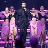 Giovanni Zarrella singt neben Tänzerinnen in ein Mikrofon