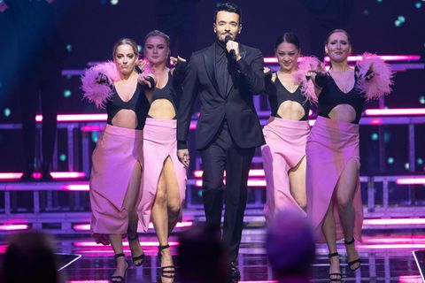 Giovanni Zarrella singt neben Tänzerinnen in ein Mikrofon