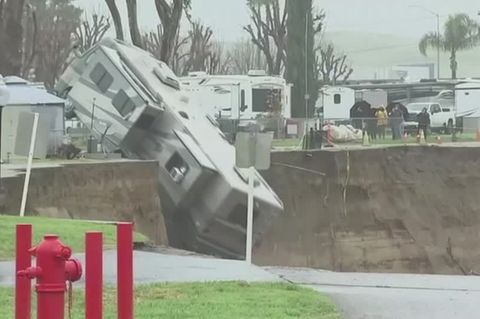Schwerer Wintersturm: Fluss schwillt an und reißt Wohnmobil mit