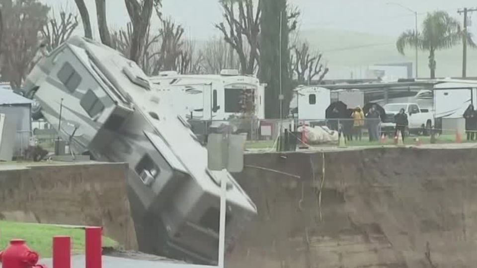 Schwerer Wintersturm: Fluss schwillt an und reißt Wohnmobil mit Schwerer Wintersturm: Fluss schwillt an und reißt Wohnmobil mit