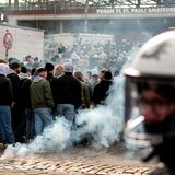 Rostocks Fans gehen an brennender Pyrotechnik vorbei ins Stadion.