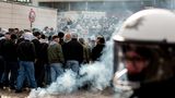 Rostocks Fans gehen an brennender Pyrotechnik vorbei ins Stadion.