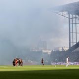 Rauchschwaden von Pyrotechnik nebeln das Stadion am Millerntor ein