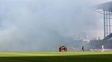 Rauchschwaden von Pyrotechnik nebeln das Stadion am Millerntor ein