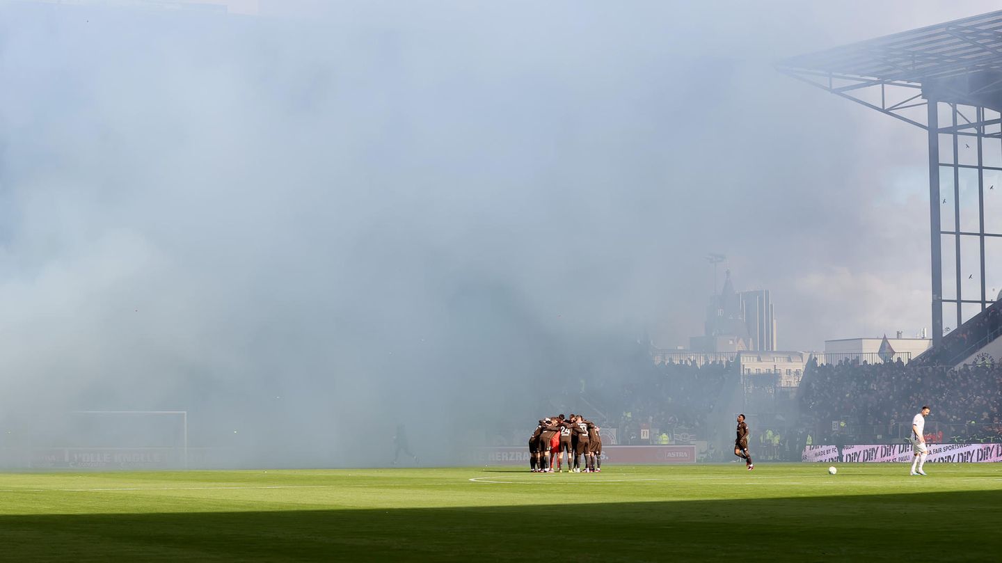Rauchschwaden von Pyrotechnik nebeln das Stadion am Millerntor ein