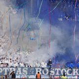 Grund dafür war auch eine blau-weiße Choreo der Rostocker, bei der diverse "Nebeltöpfe" zum Einsatz kamen.