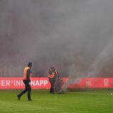 Rostocker Fans werfen Pyrotechnik auf den Rasen