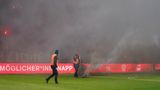 Rostocker Fans werfen Pyrotechnik auf den Rasen