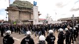 Rostocks Anhänger laufen hinter einer Polizeikette ins Stadion.