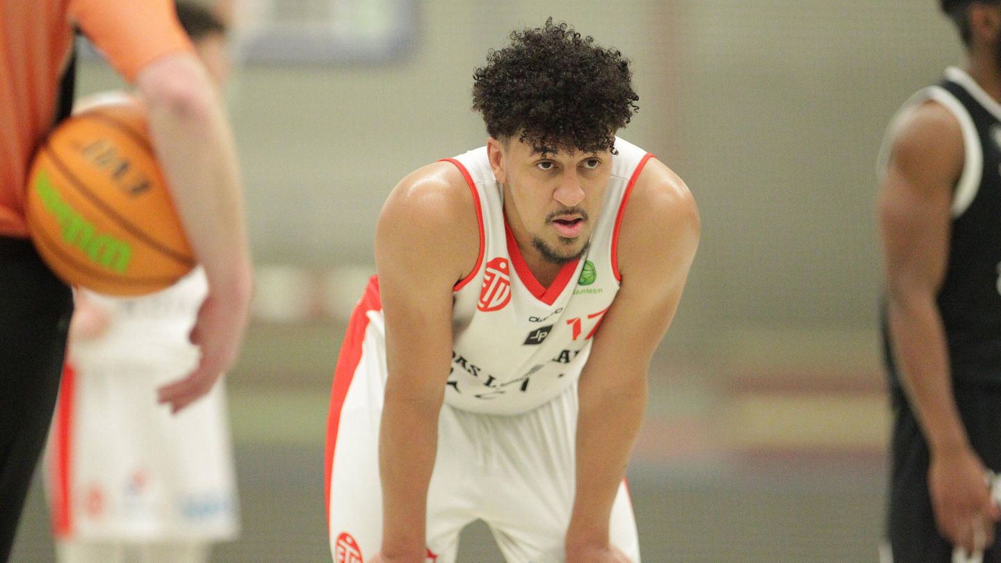 Basketball player Mubarak Salami has died in a car accident