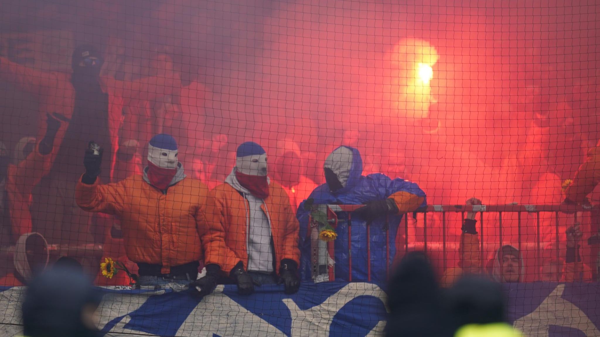 FC St. Pauli gegen Hansa Rostock RostockFans entzünden Pyrotechnik