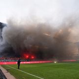 Schiedsrichter Benjamin Brand konnte den zweiten Durchgang erst mit 10-minütiger Verspätung anpfeifen. Nach Angaben des TV-Senders "Sky" wurde bei den Ausschreitungen auch ein Ordner verletzt.