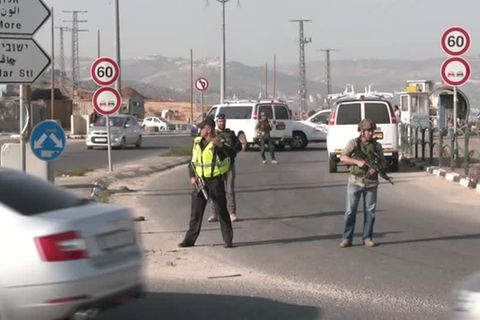Mutmaßlicher Anschlag: Westjordanland: Palästinenser erschießt zwei Siedler in ihrem Auto