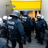 Polizisten sichern den U-Bahnhof St.Pauli in Hamburg