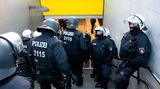Polizisten sichern den U-Bahnhof St.Pauli in Hamburg