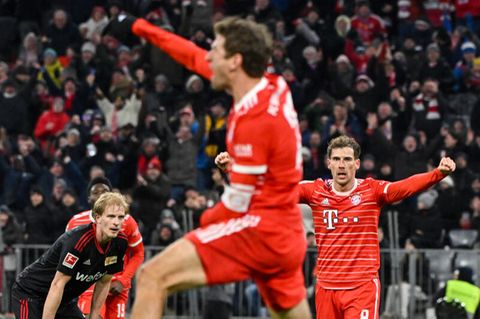 Thomas Müller und Leon Goretzka (r.) bejubeln das 3:0 von Jamal Musiala