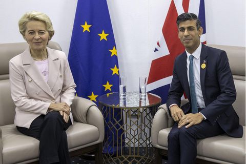 Ursula von der Leyen (l), Präsidentin der Europäischen Kommission, und Rishi Sunak, Premierminister von Großbritannien