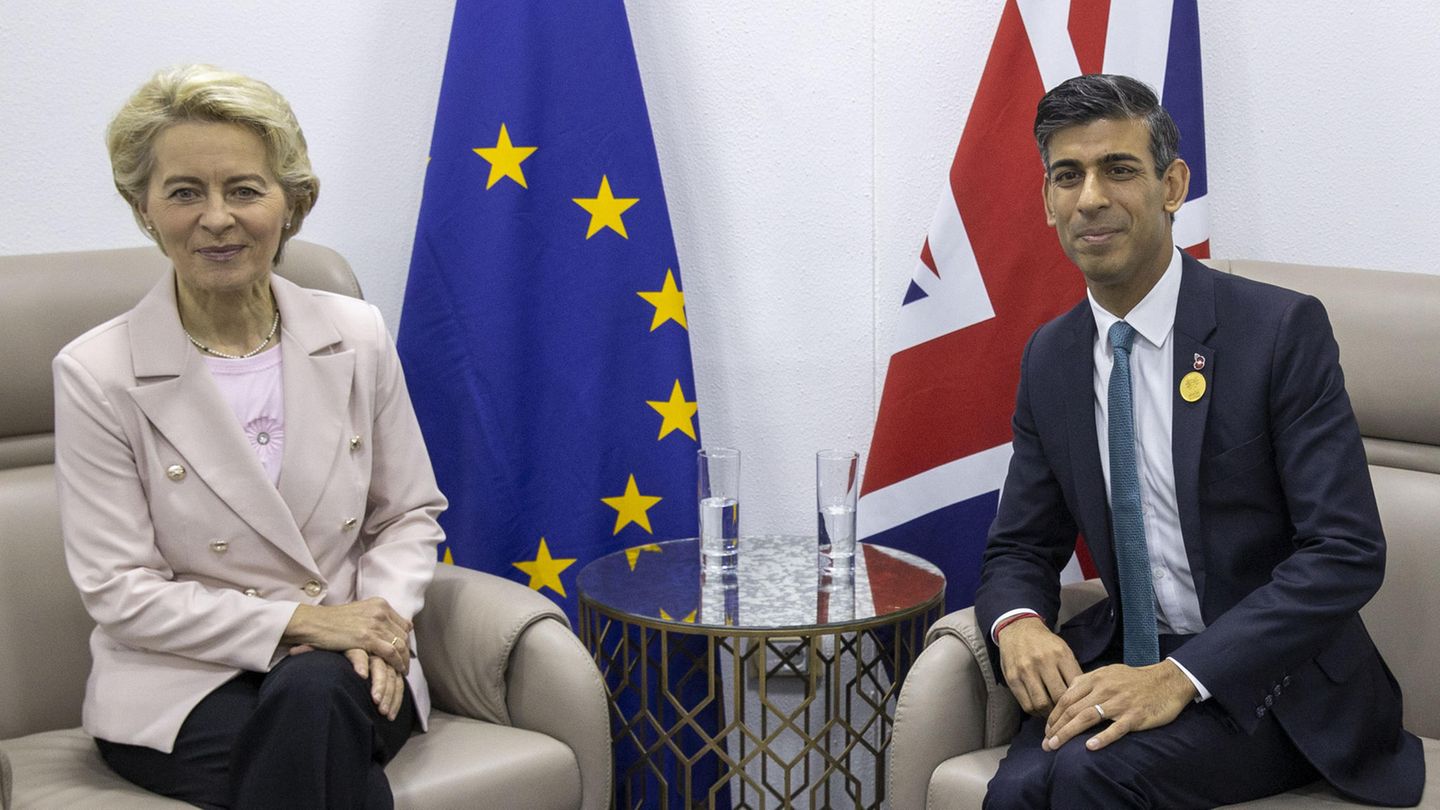 Ursula von der Leyen (l), Präsidentin der Europäischen Kommission, und Rishi Sunak, Premierminister von Großbritannien