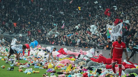 Fans werfen während des Fußballspiels aus Solidarität mit den Erdbebenopfern Kinderspielzeuge auf den Rasen