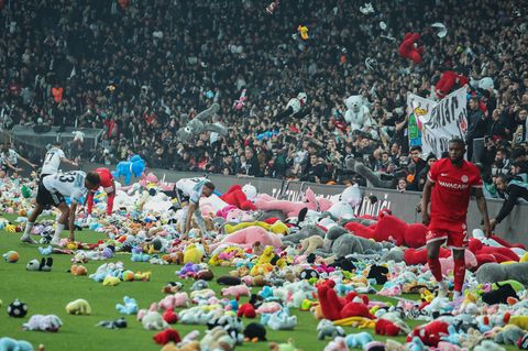Fans werfen während des Fußballspiels aus Solidarität mit den Erdbebenopfern Kinderspielzeuge auf den Rasen