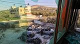 Westjordanland, Palästina. Unter einem zerstörten Fenster steht ein Mann neben drei verbrannten Autos. Nach der Tötung zweier israelischer Siedler ist es zu schweren gewalttätigen Konfrontationen gekommen. Dabei wurde ein 37-jähriger Palästinenser in dem Dorf Saatara nahe der Stadt Nablus erschossen.