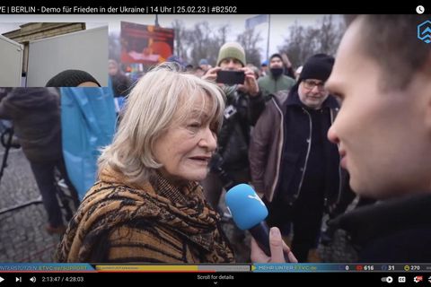 Alice Schwarzer spricht an Rednerpult auf Bühne