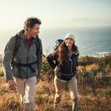 Für ein glückliches Leben ist es elementar, aktiv zu bleiben. Das bedeutet, dass man das Leben nicht passiv auf sich einprasseln lässt, sondern es selbst in die Hand nimmt. Wer aktiv sinnstiftende Aufgaben sucht, seine Freizeit mit spaßigen Tätigkeiten verbringt und Interesse an Weiterentwicklung hat, der hat laut Glücksforschung gute Karten für eine Extra-Portion Glück. 