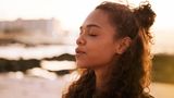 Achtsamkeit ist zu einem echten Trend geworden. Aber abseits des Hypes um Meditation und Co. steckt hinter dem Konzept ein echter Gamechanger, wenn es uns gelingt, die Grundregel der Achtsamkeit in unser Leben zu integrieren: Das Leben im Hier und Jetzt. Den Fokus auf heute zu richten, ist allerdings die Königsdisziplin, denn viel zu oft sind wir mit unseren Gedanken im Gestern oder Morgen. Umso wichtiger, uns immer mal wieder bewusst auf das zu konzentrieren, was gerade passiert. 